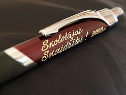 Eduards RPS, SIA veic precīzu gravēšanu uz pildspalvām, radot elegantas un personiskas dāvanas.