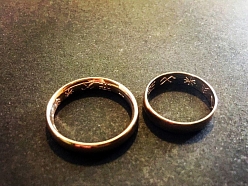 Eduards RPS, SIA nodrošina kvalitatīvu kāzu gredzenu gravēšanu ar simbolisku un paliekošu nozīmi.