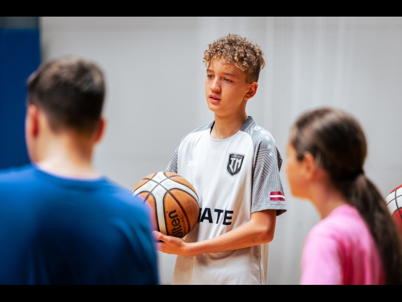 diennakts basketbola nometne