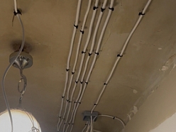 Vadu instalācija pie griestiem