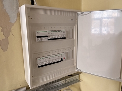 Pabeigta elektroapgādes skapis ar kārtīgiem vadiem