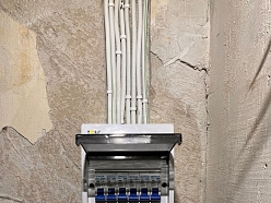 Drošinātāju paneļa uzstādīšana