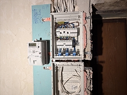 Elektroapgādes panelis ar drošinātājiem un vadiem