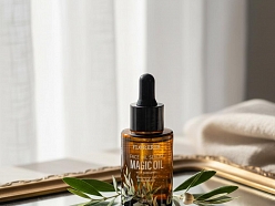 Sejas eļļas serums: Florere Magic sejas eļļas serums ar skvalānu dziļi baro ādu, padarot to mīkstu, gludu un starojošu.