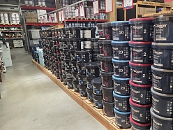 Flugger krāsu stends Profcentrs veikalā