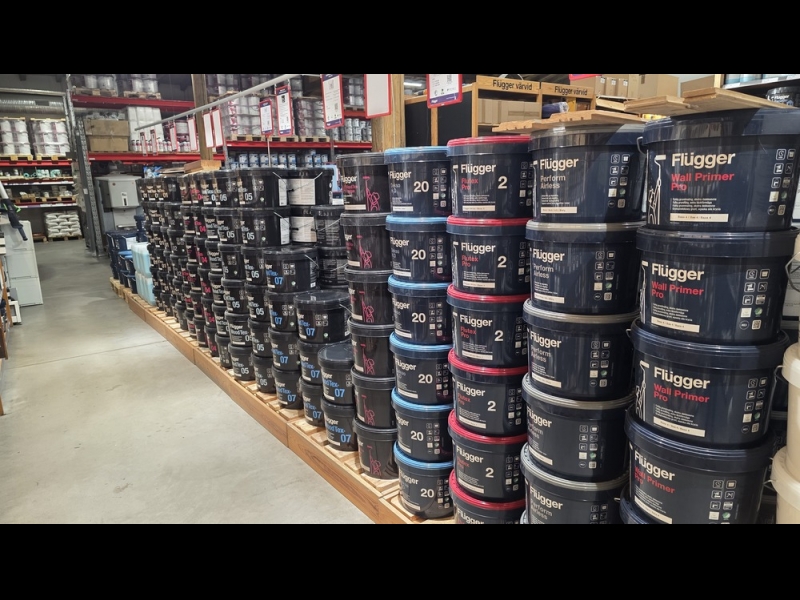 Flugger krāsu stends Profcentrs veikalā