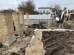 Cauruļu sistēmas uzstādīšana rūpnīcā.