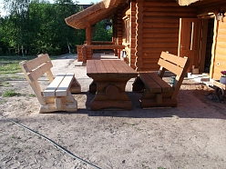 Galds ar atzveltnēm