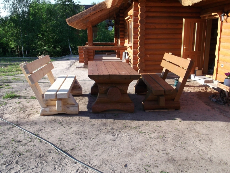 Galds ar atzveltnēm