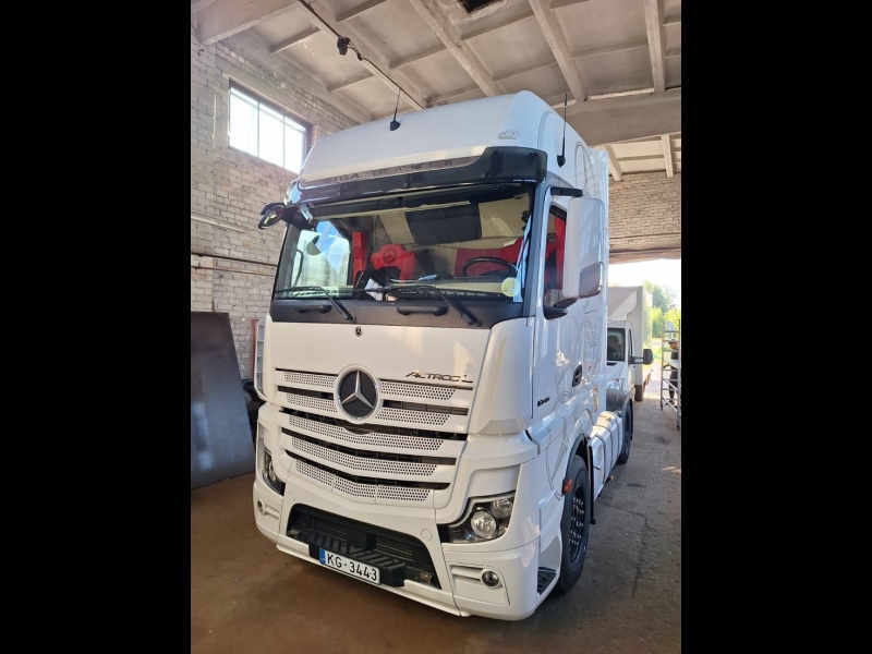 Kravas auto logu maiņa