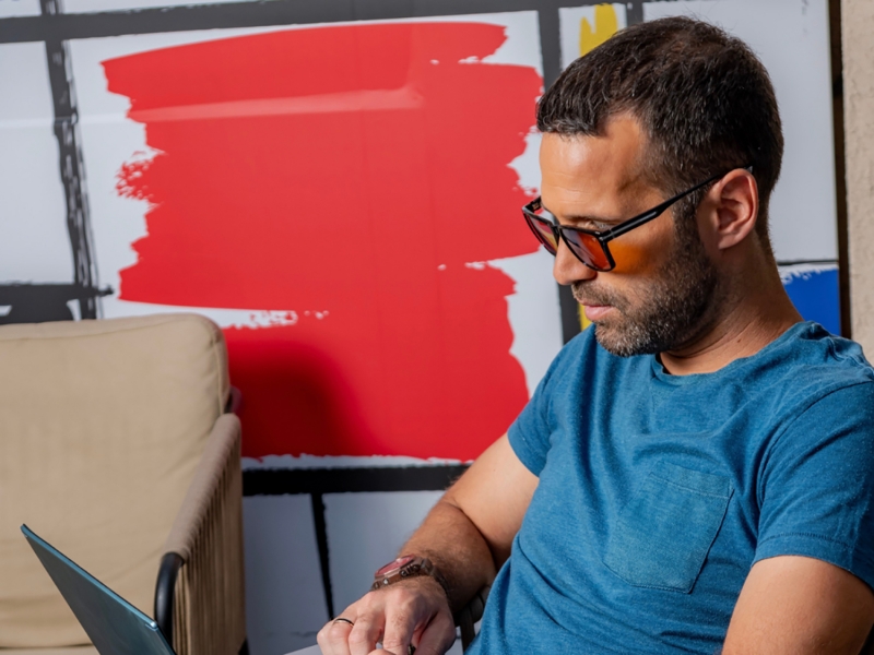 Hyperlight Optics samazina acu nogurumu pie ekrāna
