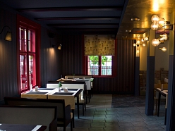 Pastnieka mājas interjers apvieno siltu apgaismojumu un mierpilnu noskaņu komfortablai atpūtai.