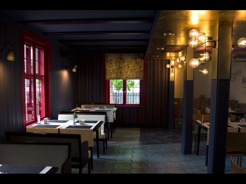 Pastnieka mājas interjers apvieno siltu apgaismojumu un mierpilnu noskaņu komfortablai atpūtai.