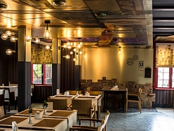 Restorāna Pastnieka māja interjers piedāvā mājīgu un elegantu vidi mierīgām maltītēm un svinīgiem vakariem.