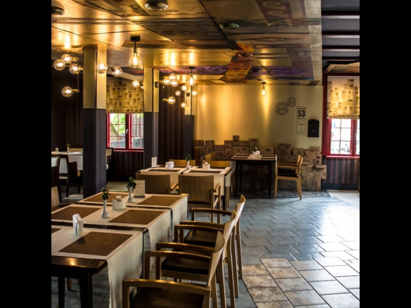 Restorāna Pastnieka māja interjers piedāvā mājīgu un elegantu vidi mierīgām maltītēm un svinīgiem vakariem.