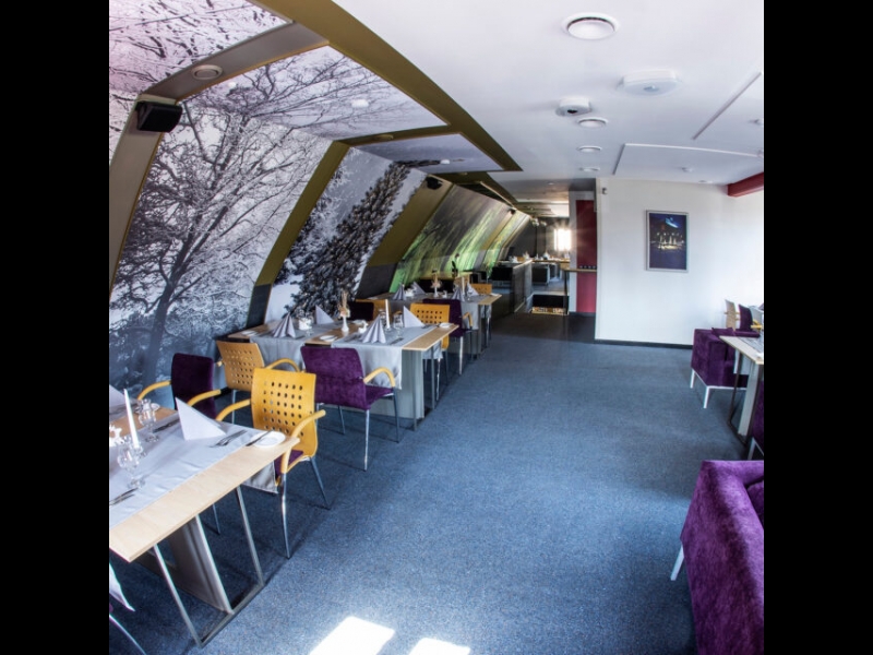 Pastnieka māja nodrošina plašu un gaišu zāli, kas piemērota banketiem, svinībām un korporatīvajiem pasākumiem.