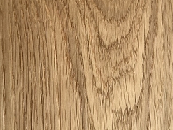 Gaišs koka grīdas segums, kas piesaista uzmanību ar savu tīrību un vieglumu.