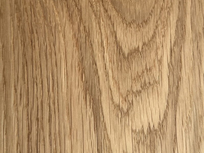 Gaišs koka grīdas segums, kas piesaista uzmanību ar savu tīrību un vieglumu.