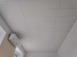 Piekaramie griesti ofisa telpās