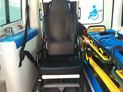 Ergonomisks un drošs pacienta sēdeklis specializētajā transportā, kas nodrošina stabilu un komfortablu pārvadāšanu personām ar kustību traucējumiem.
