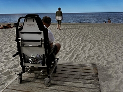 Brīvība un neatkarība ikdienā — MediSpec risinājumi ļauj cilvēkiem ar kustību ierobežojumiem droši piekļūt arī pludmalei un baudīt pilnvērtīgu atpūtu.