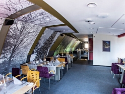 Pastnieka māja nodrošina plašu un gaišu zāli, kas piemērota banketiem, svinībām un korporatīvajiem pasākumiem.