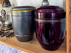 Augstas kvalitātes zārki un urnas, kas nodrošina mierīgu pēdējo atvadu