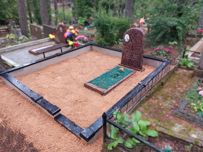 Kapsēta ar kapakmeņiem un grants apmalēm