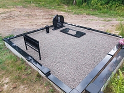 Kapvieta ar melnu granīta pieminekli