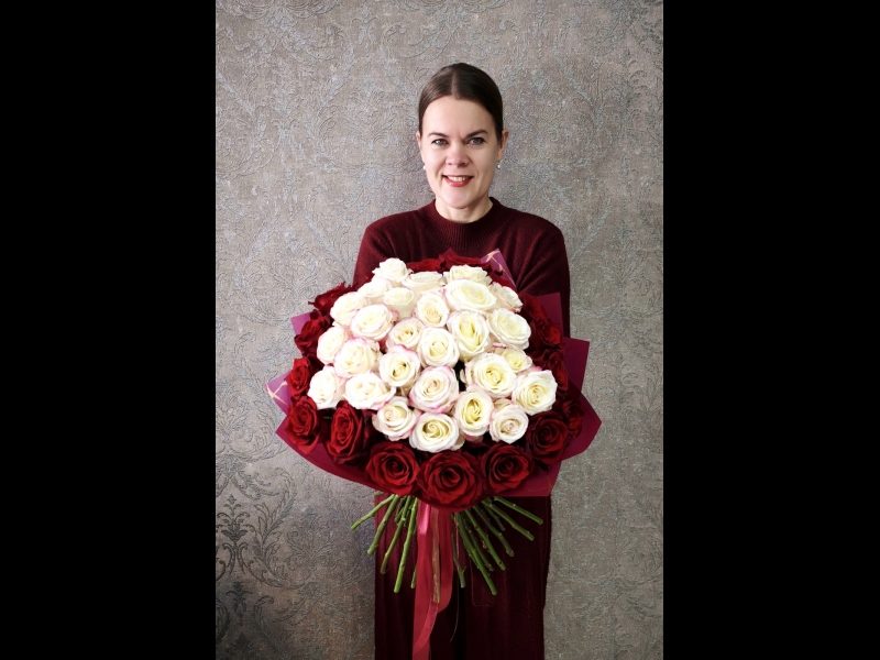 Skaisti ziedi Valkā