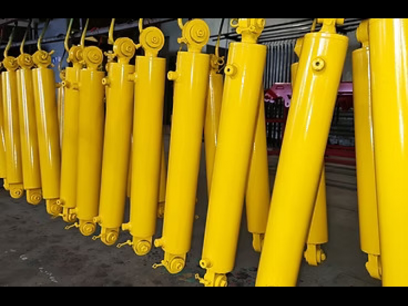 Industriālo hidraulisko cilindru sagatavošana un krāsošana