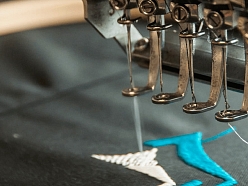 Apģērbu izšūšana un apdruka