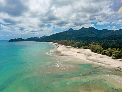 Idilliska un mierīga pludmale ar kristāldzidru ūdeni un brīnišķīgām ainavām – lieliska vieta, lai atpūstos un izbaudītu tropisko paradīzi.