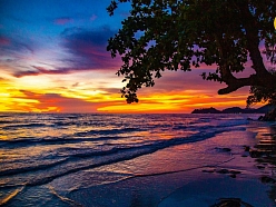 Klong Prao pludmale, kas piedāvā mierīgu atmosfēru, ideāla vieta saules baudīšanai un ūdens sporta aktivitātēm. Šī pludmale ir patvērums tiem, kas meklē mieru.