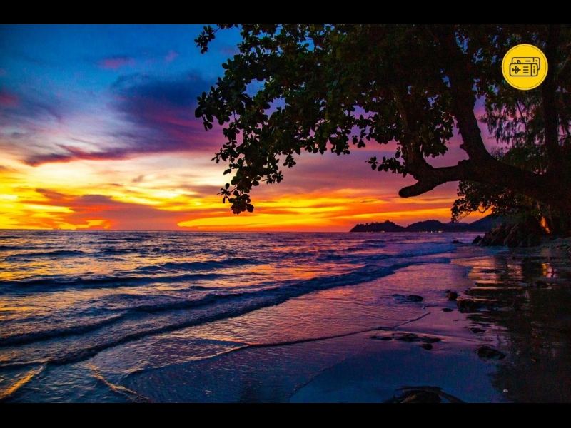 Klong Prao pludmale, kas piedāvā mierīgu atmosfēru, ideāla vieta saules baudīšanai un ūdens sporta aktivitātēm. Šī pludmale ir patvērums tiem, kas meklē mieru.