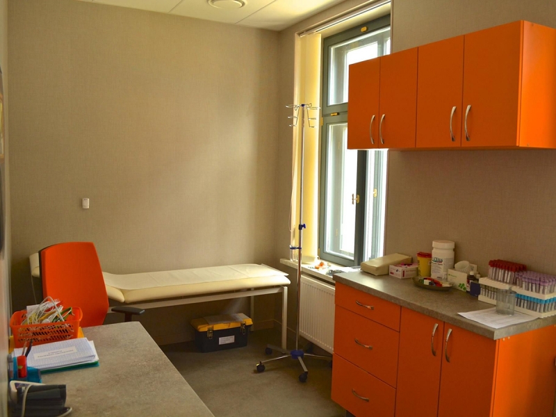 Mūsdienīgs un funkcionāls ārsta kabinets, kas nodrošina komfortablu vidi konsultācijām un izmeklējumiem. Aprīkots ar visu nepieciešamo kvalitatīvai un drošai pacientu aprūpei.