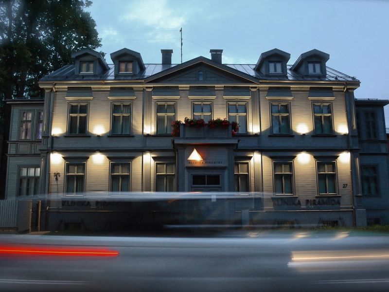 Klīnikas Piramīda ēka vakara stundās – mūsdienīgs un reprezentabls medicīnas centrs, kurā profesionāla aprūpe apvienojas ar patīkamu vidi.