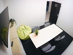 Moderns, labi aprīkots darba telpas interjers Kurzemes Biznesa Inkubatorā