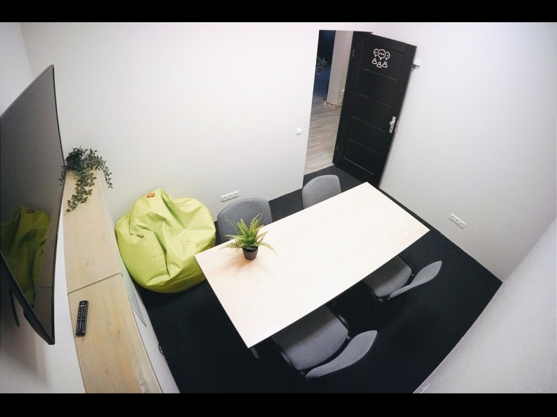 Moderns, labi aprīkots darba telpas interjers Kurzemes Biznesa Inkubatorā