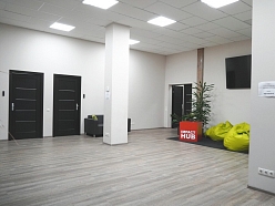 Kurzemes Biznesa Inkubators - plaša atvērta telpa ar mūsdienīgiem birojiem