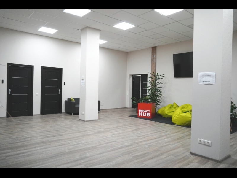 Kurzemes Biznesa Inkubators - plaša atvērta telpa ar mūsdienīgiem birojiem