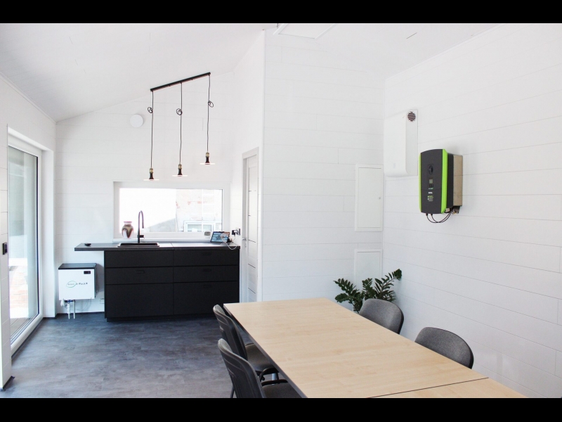 Mūsdienīga darba vide ar funkcionāliem galdiem un krēsliem