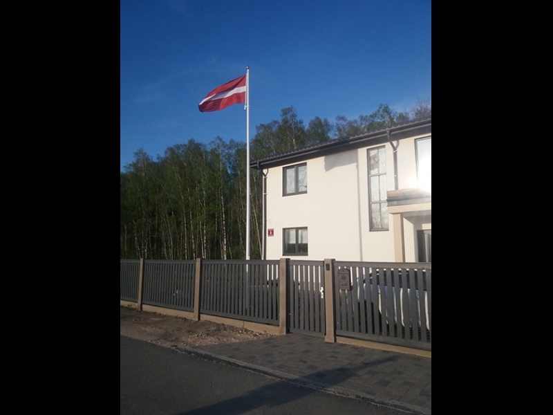 Latvijas karogs privātmājas pagalmā
