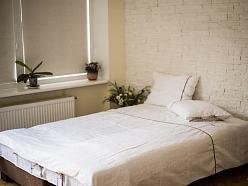 Balta lina gultasveļa ar dekoratīvu lentu – dabīgs komforts guļamistabai