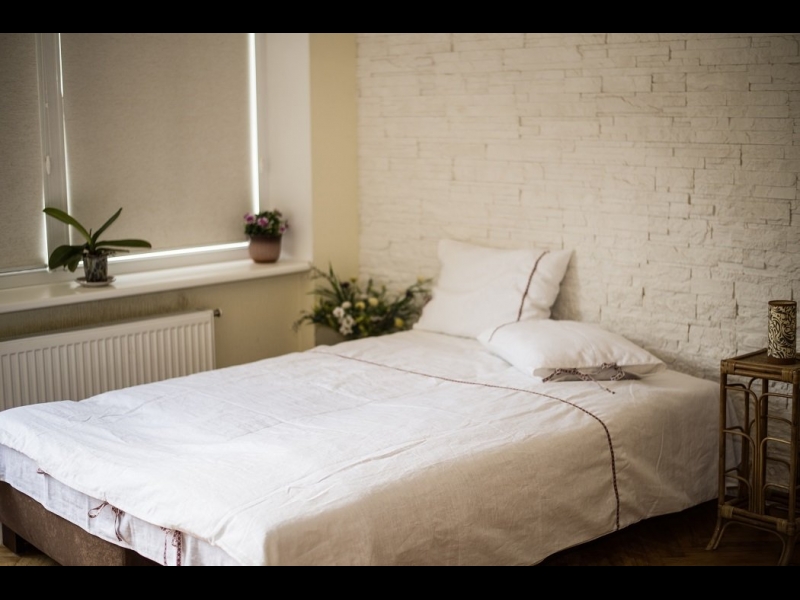 Balta lina gultasveļa ar dekoratīvu lentu – dabīgs komforts guļamistabai