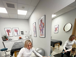 Fizioterapijas nodarbības, pielāgotas bērniem, izmantojot piemērotus vingrinājumus un metodes.