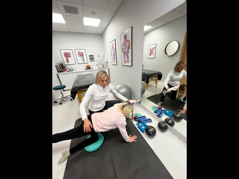 Fizioterapijas nodarbības, pielāgotas bērniem, izmantojot piemērotus vingrinājumus un metodes.