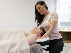 Relaksējoša masāža, kas palīdz mazināt stresu un uzlabo ķermeņa labsajūtu.