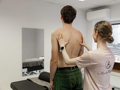 Individuāla pieeja fizioterapijas sesijās, nodrošinot efektīvu palīdzību un atveseļošanos.