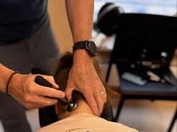 Atveseļošanās un muskuļu stiprināšana fizioterapijas sesijās, uzlabojot ķermeņa funkcionalitāti.